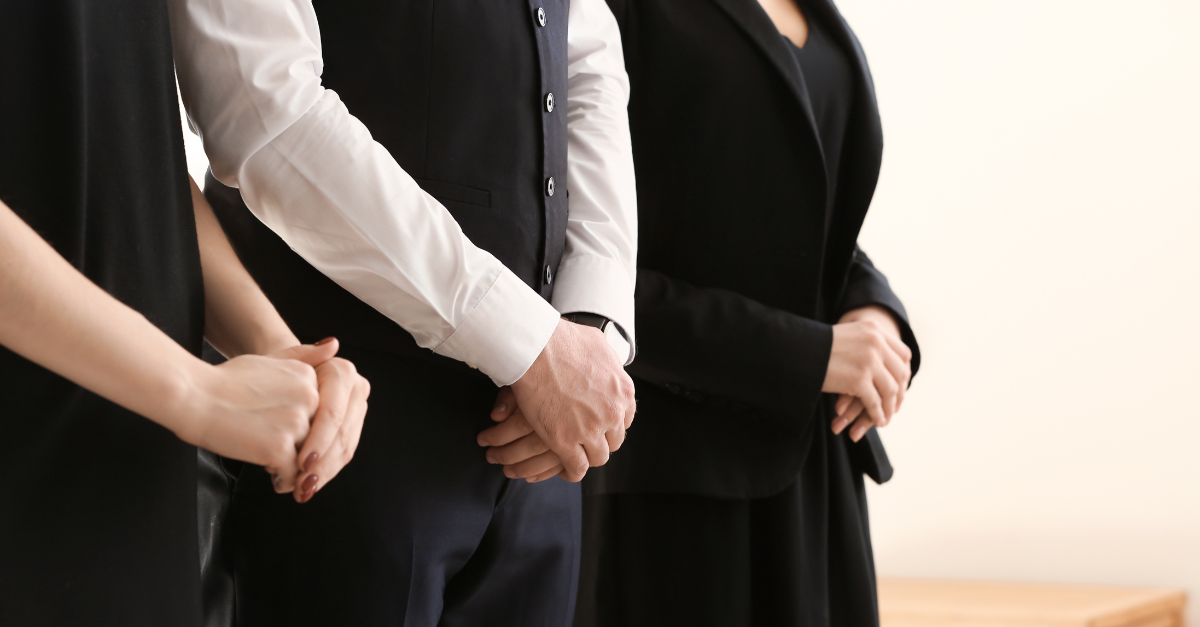 Muss die Lebensgefährtin die Beerdigung zahlen?