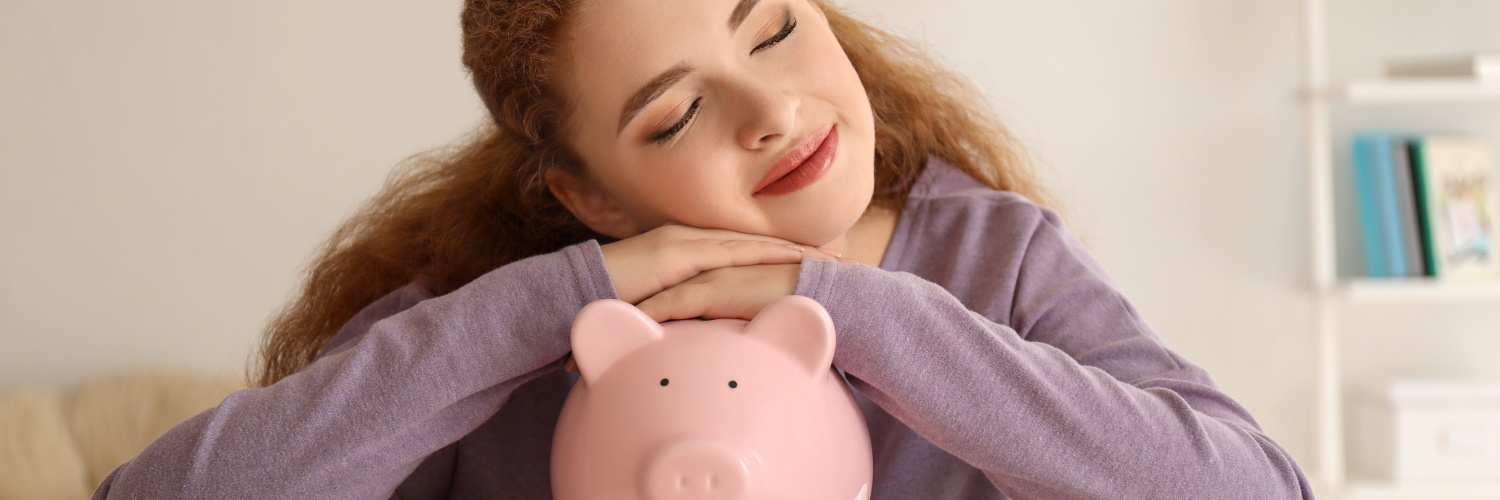 Eine Frau mit einem Sparschwein